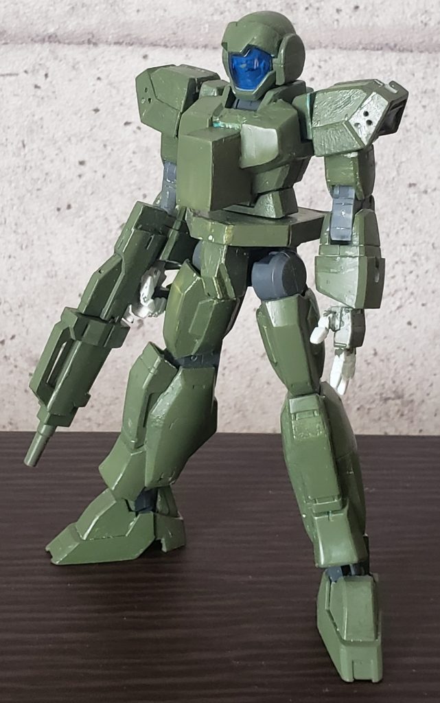 胸部に3mmプラ板箱組で操縦席(コックピット)を造形。腰部を3mm板にて囲う。
肩部はランナーの都合上付属するAGE1ノーマルのものに差し替え、手はビルダーズパーツに。
尚、画像から見た胸部右のひびは原型機の腕部稼働を試行した名残です。