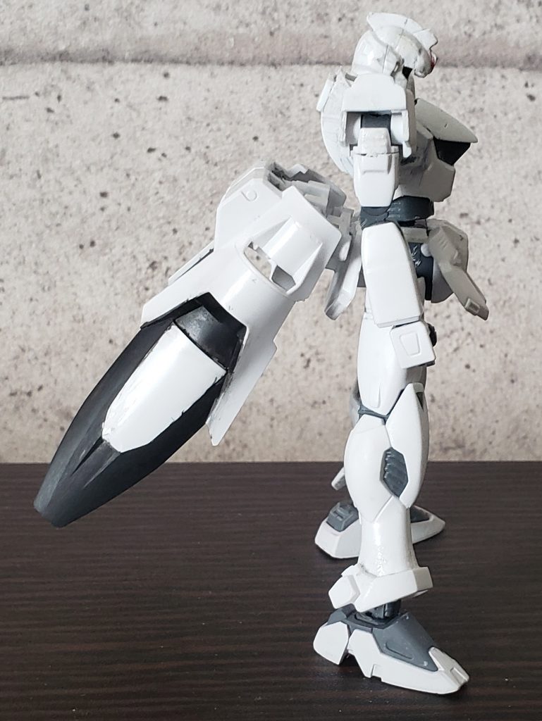 前後のバランス(塩梅?)を見るべく側面から見てみる。
固定式の腰部前面装甲と腰部後方の推進器という構成はマブラヴシリーズの戦術機(TSF、Tactical standing fighter)を模したものである。