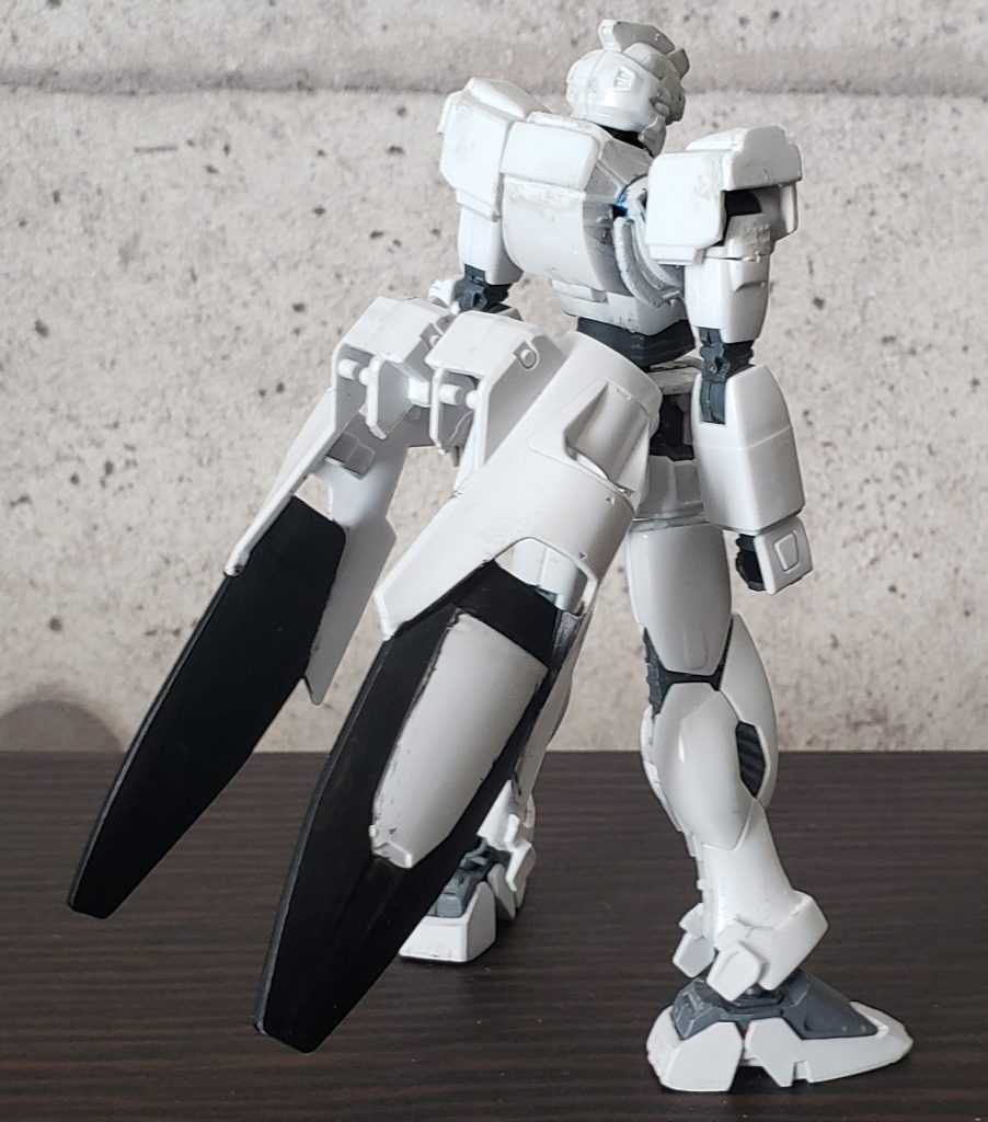 腰部に設置したGP03Sのバインダーが主推進器(メイン=スラスター)である。背中に主推進器がある場合、上体の旋回と推進器の噴射が相まって予期せぬ動作をする恐れがあるため背中に主推進器は好ましくない。
尚、縁(ふち)の黒は某白狐Vtuberに由来する。
背中の曲面を楽しみたいのとボトムトップのシルエットの為にV.S.B.R(可変速式ビームライフル)並びに背面推進器を廃止。
V.S.B.Rは V2 A/B(アサルトバスター)の様な装着形式の追加兵装扱いとした。
背中上部の3mm板はその試行の名残である。