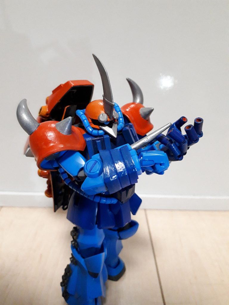 右腕には「VXヒートランサー」を装備。
トンファーのように刺突するほか、本家バキシムの角のように射出して攻撃できます。