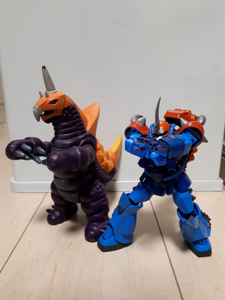 左手は大型化し、フィンガーバルカンが火炎放射器に置き換わっています。
テクロノートを仕込んであるので人差し指~小指は可働します。