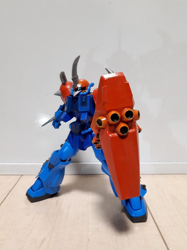 バックパックは大型の盾になります。
たぶんメガ粒子砲がビームシールド発生器か何かに換装されています。