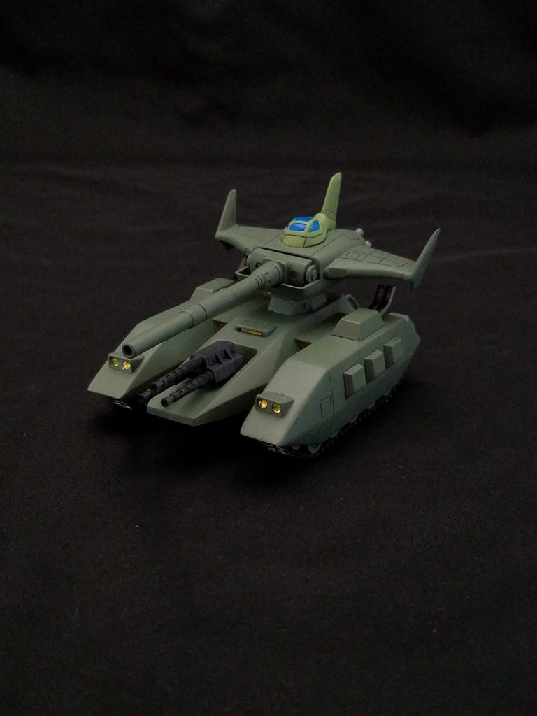 フロントビュー。
キットの成形色よりは薄く塗装しましたが、色のイメージはザクⅡと同じ色。
キャノピーのフレームが凹モールドになってたので、プラストライプを細切りした物を貼って再現、ヘッドライト部分は開口して、Hアイズ[イエロー]+ラピーテープで再現しました。