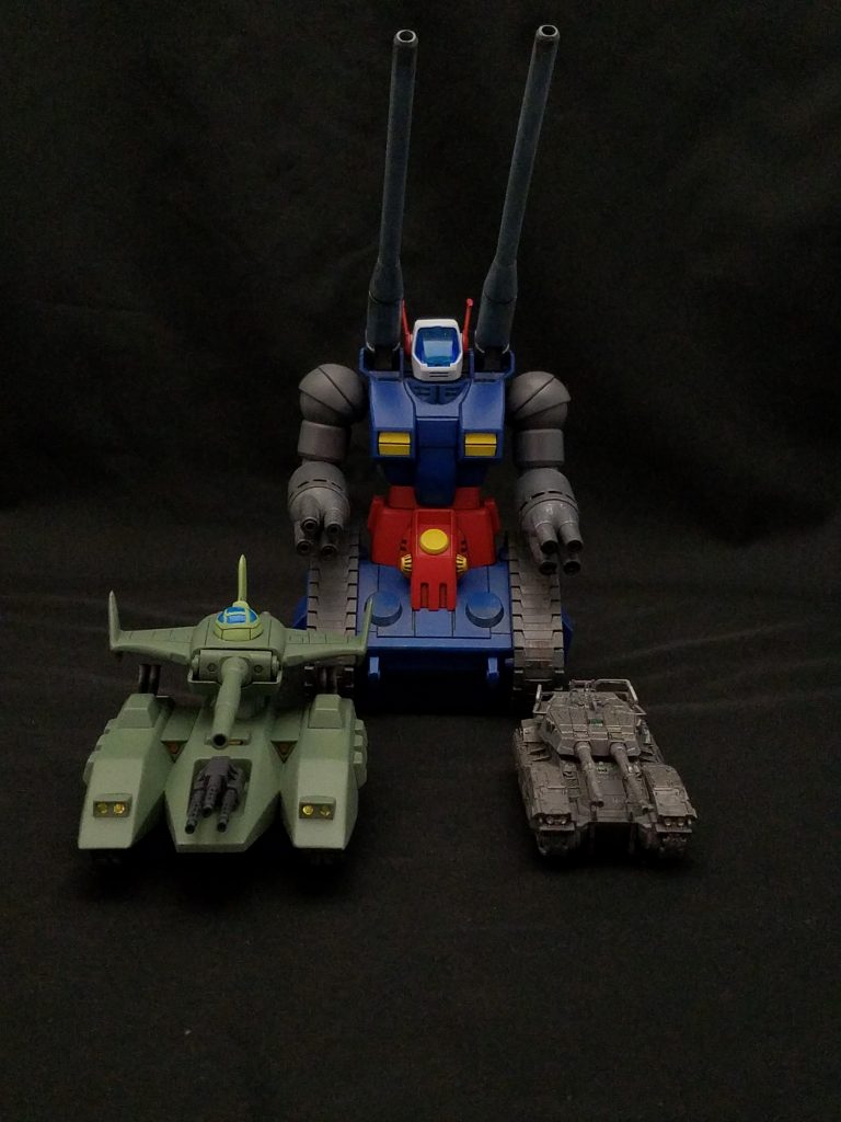 HGUC ガンタンクと61式戦車と。
先ほどのザクⅠもそうですが同スケールで並べてみると、改めてマゼラ・アタックは大きいと痛感しますね。