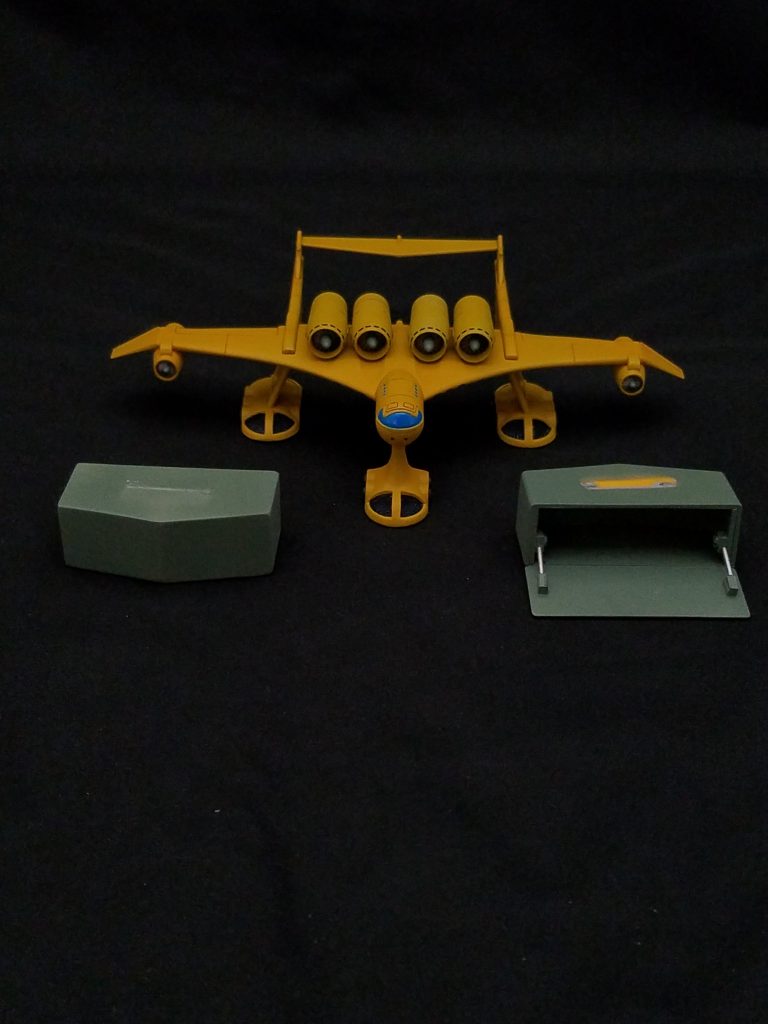 本作の全容。
本体他、開閉したコンテナ2種です。
開いたコンテナはキットの物、閉じたコンテナは0.5ミリのプラ板を箱組みしました。
コンテナの交換はもちろんネオジム磁石を使用。