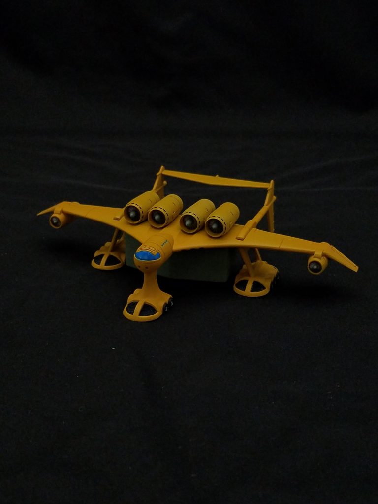 フロントビュー。
本体色は、説明書の指定通りに塗装。コンテナは指定色がMr.カラーでは存在しないので似た色を使用。