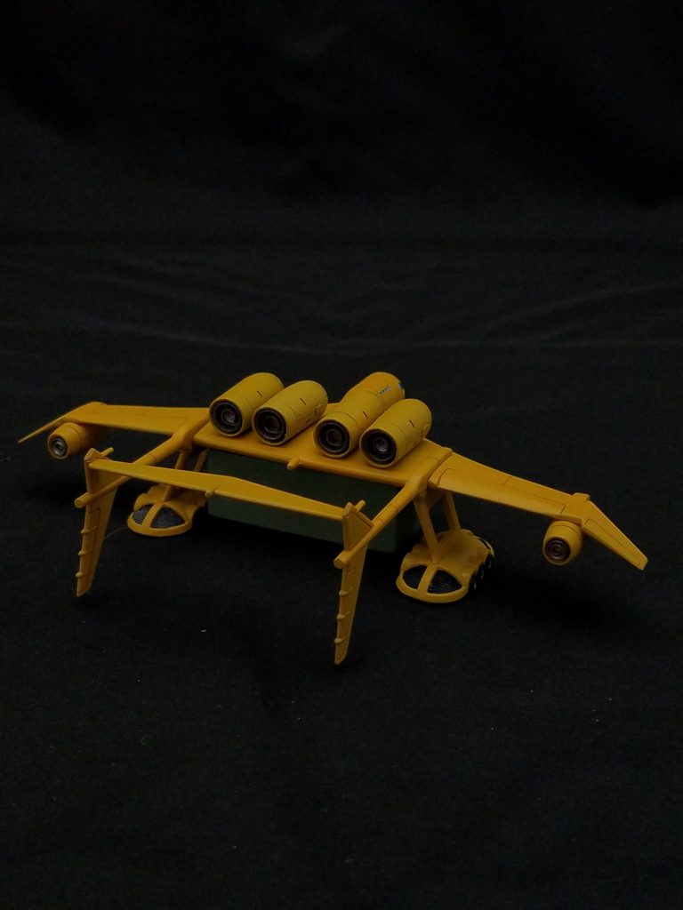 リアビュー。
水平尾翼の位置を近年のゲーム作品に登場するミデアを参考に取り付け位置をし下から上に変更。
またアクションベースに対応する穴を、４基あるエンジンの内側２基のノズルを開口して対応。