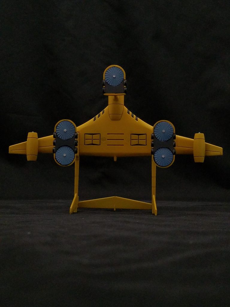 コンテナを外して、本体の下部。
タイヤは全て0.5ミリのプラ板を貼って厚くし、フィンは切り離して塗装後に接着する形にしました。