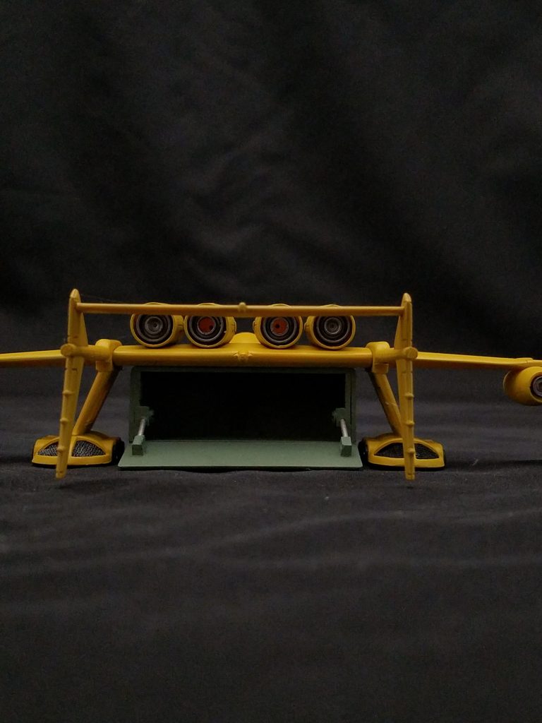 開いたコンテナに交換。
シリンダーを真鍮線に置き換えたくらいで、あとはキットのまま。
内部を作り込むセンスも技術も根気も無かったです。