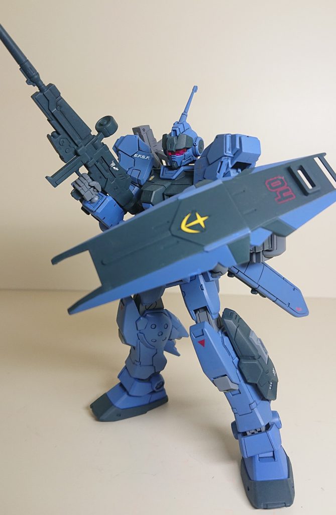 余っていた水転写デカールを適当に貼ってみました。(なので対称に貼れてない部分もある)
最後にUVカットつや消しコートを吹いてるので、少し白ちゃけた感じもしますが…
個人的にはいい感じで出来ました♪
(いくつか塗り忘れた箇所があるのは秘密です…)