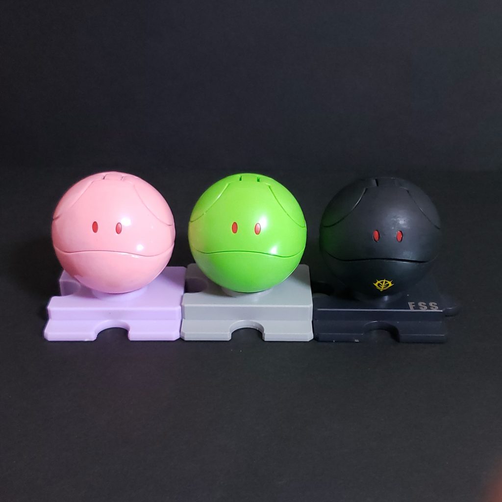 以前あげた黒いのと一緒に。
どうでもいいでしょうが新しいハロの台座は若干高いです。手のパーツが変わっていたような気がするので、そのせいかも。確認はしてません。