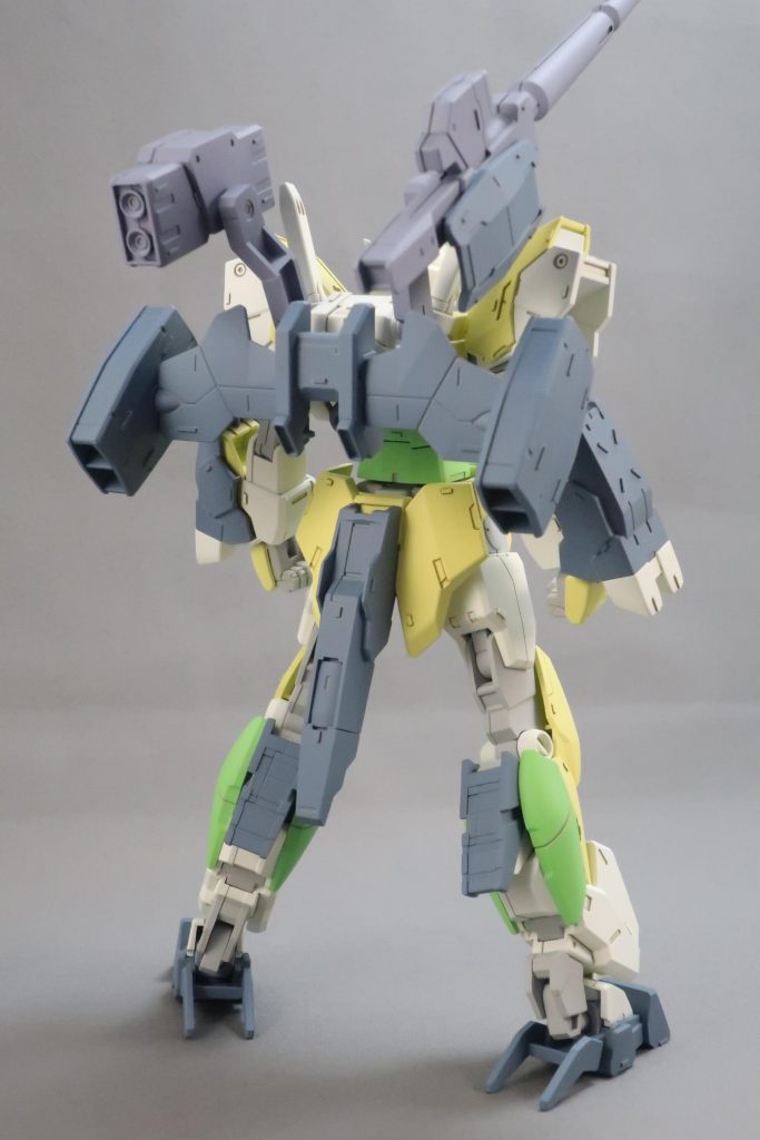 キットのままではバックパックが本体と干渉しやすいので接続方法を変えてます。
リアアーマーもボリュームアップさせてます。