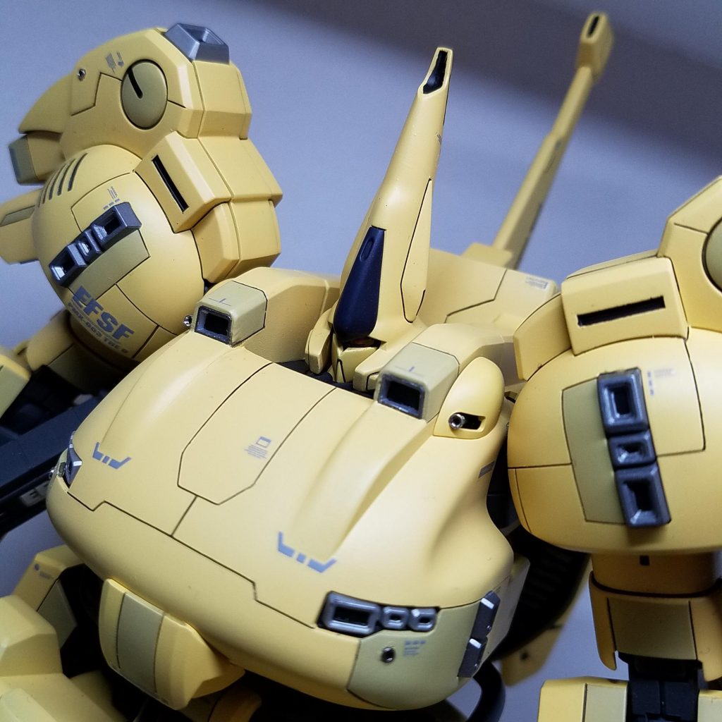 本来ならば胸部パーツ中央上部にダクトが開いているのですが高さを稼ぎダクトを埋めました。