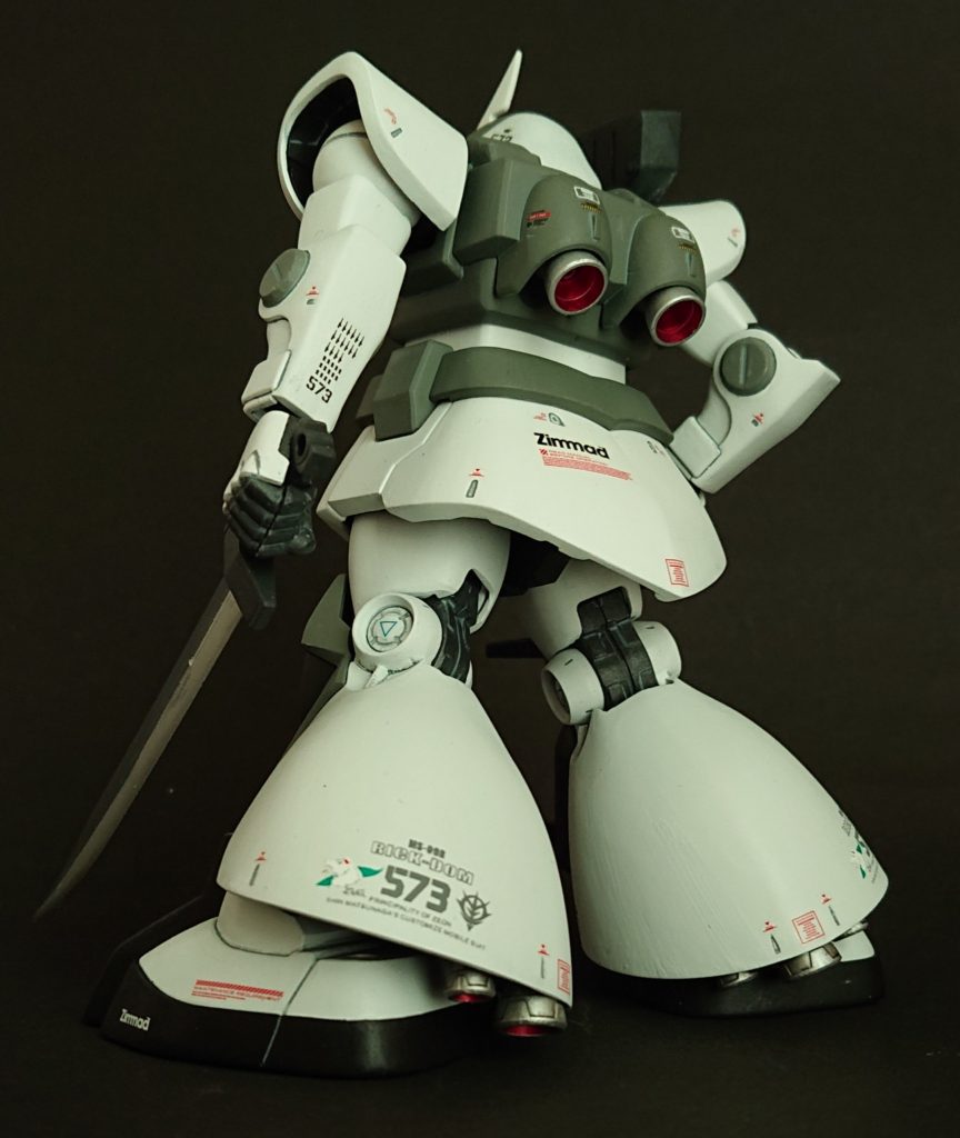 劇中で使用していたヒートサーベルも装備。前回制作したゾゴックのモノを持たせました。
デカールはRG高機動型ザク用のモノや、手持ちのモノを適当に貼り、余っていたブレードアンテナを取り付けました。