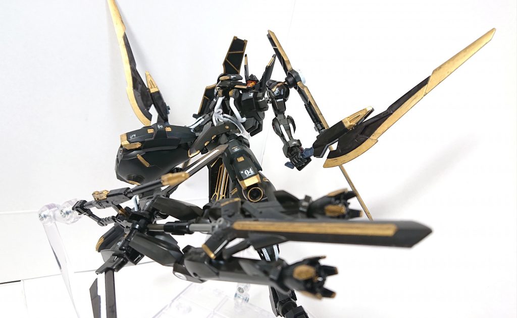 サブフライトシステム「羅刹鳥」:腰部フライトユニットを分離、単独行動する機能。主に地上での運用を想定している。