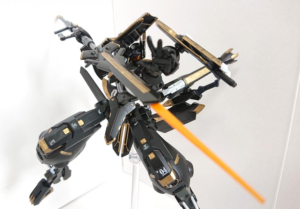 主兵装「GNリニアランス」:大腿部擬似GNドライヴからGN粒子を供給、先端からビームサーベルを展開するGNランスの発展武器。柄の先には簡易的なビームライフルも搭載している。