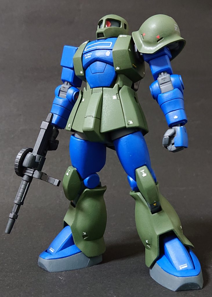 基本的にはHGザク1がベースになっています。両腕・両太ももがマツナガ06Rを使用。肩口をボールジョイント化してあります。