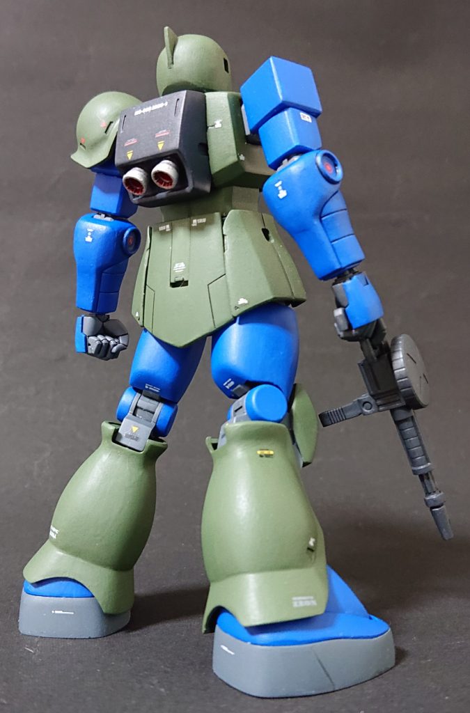 稼働範囲は、肘が二重関節ではなくなったのでデチューンかと思われますが、その分腕全体の見た目がスッキリ。
あとは太ももが旋回する様になり、足の甲も切り離して動く様にしたので立ち姿もより自然に見える様になったと思います。