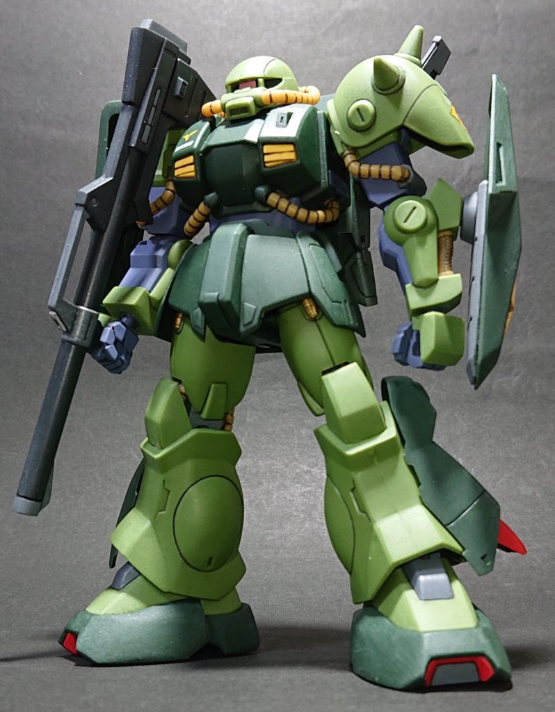 目を細くし、太ももの付け根を削り込んで通常よりも足を開ける様にしました。
スネ内部のフレームの様なパーツの下側にあるダボピンを切除し、足首の可動域を広げました。
ガンダムMK-2のバズーカを装備させました。