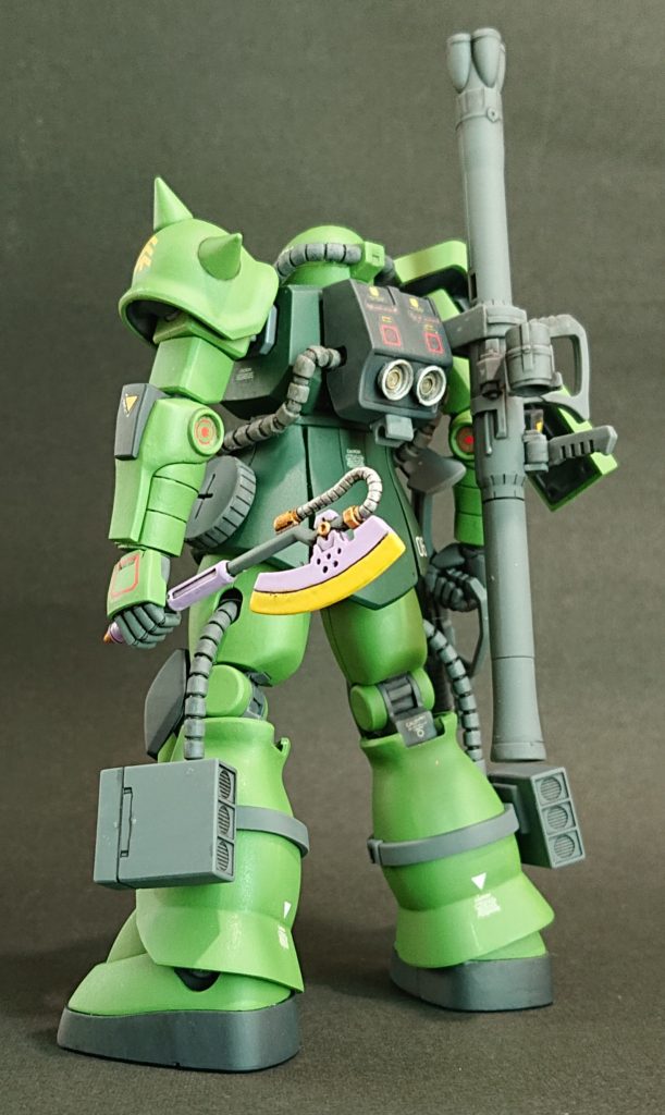 高機動型ザクのウエポンラックをバラバラに刻んで、バズーカのマウントはバックパック脇、ヒートホークのマウントをバックパック下に設けました。
後付け感バリバリのバーニアは市販のモノをただくっ付けただけです。