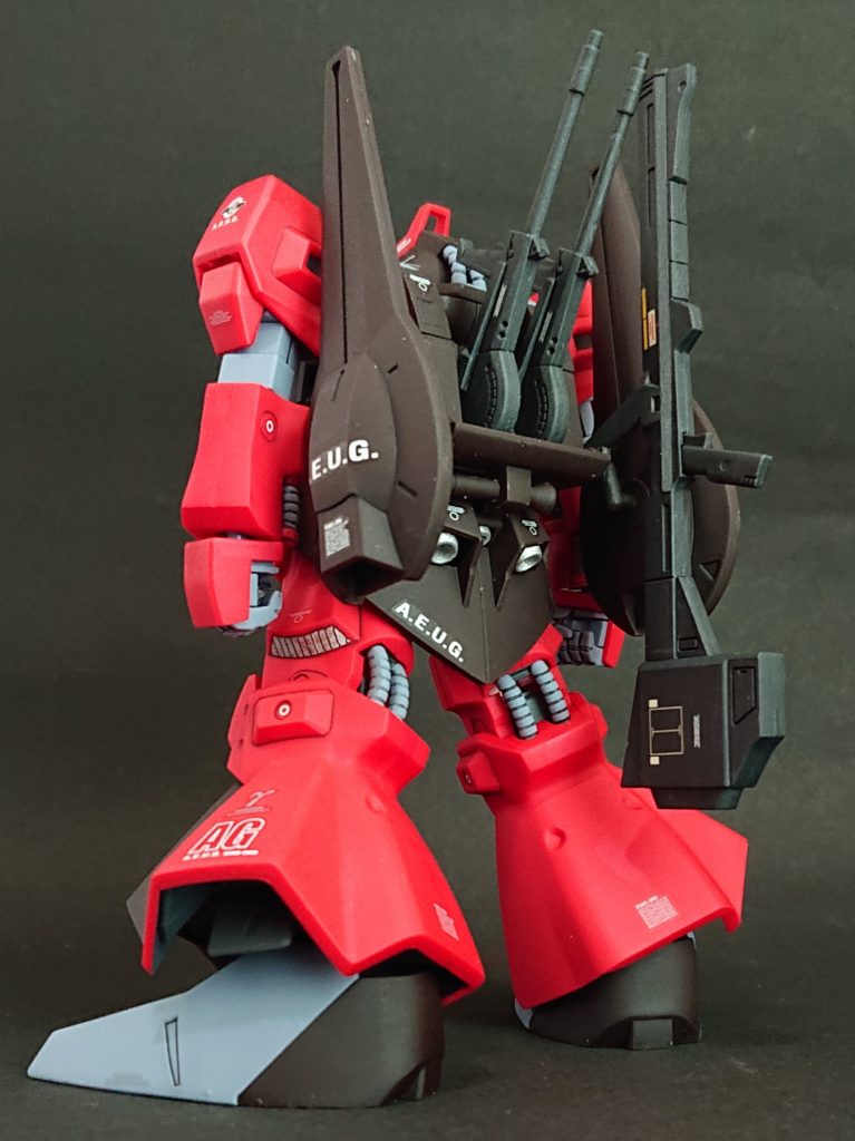 足首を4mm延長し、裾やスカートの足に干渉する部分を切ったり削ったりして、両足を通常よりも開いたり旋回出来る様にしました。