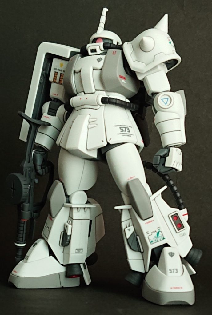 目を細くしました。
太ももパーツ内部のダボピンと受け穴を切除し、通常よりも左右に旋回出来る様に加工。