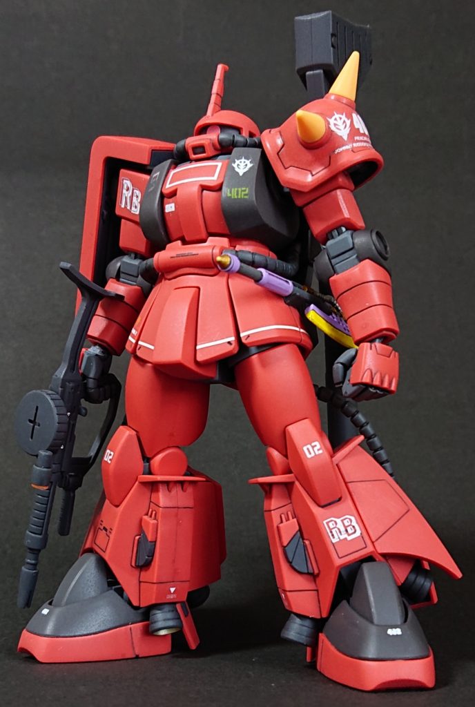 通常、シールドにマウントされているウエポンラックを分解し、バズーカのマウントをバックパックへ。そしてヒートホークのマウントもサイドスカートへ着けました。