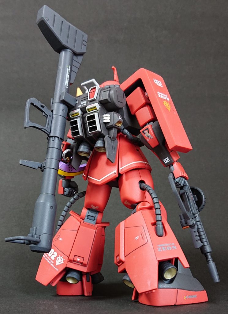 目を細くしました。
マシンガンやバズーカの持ち手の角度を変更し、武器のスコープ部にＨアイズに変更。