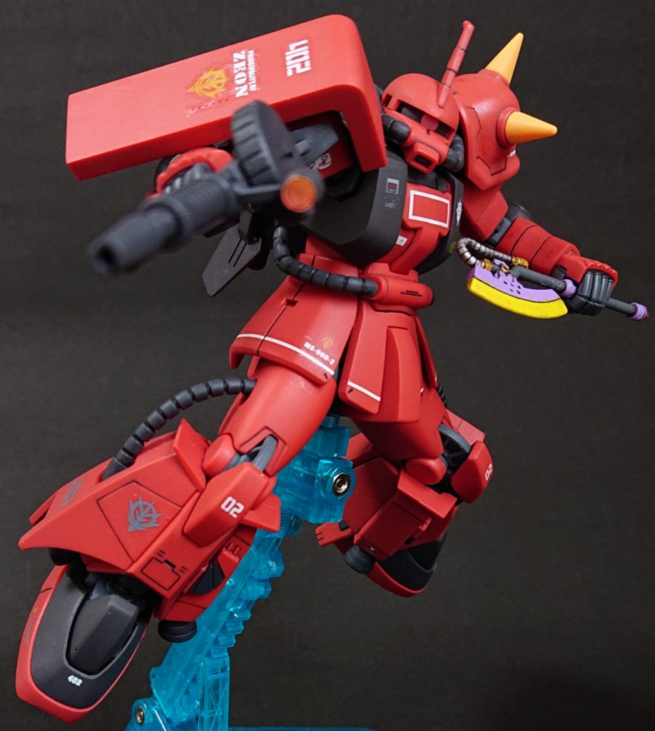 太ももパーツ内側のダボピンと受け穴を切除して、通常よりも足を左右に旋回し、広げられる様にしました。