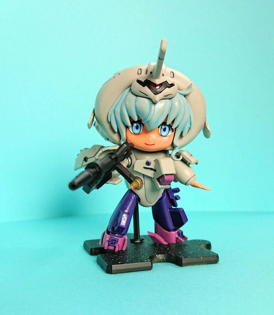 コレはサラちゃん設定の方ですが。
彼女、ツカっさんとコーイチさんが設計したので。あの華奢な体でビームマグナムが撃てるそうです。
説明書で知った時、鼻血でました。(笑)
なので、作って持たせてみました。(笑)
CSのダブルオーダイバーのライフとマシンガン(確かザクF2000?)を切り張りしてでっち上げてます。