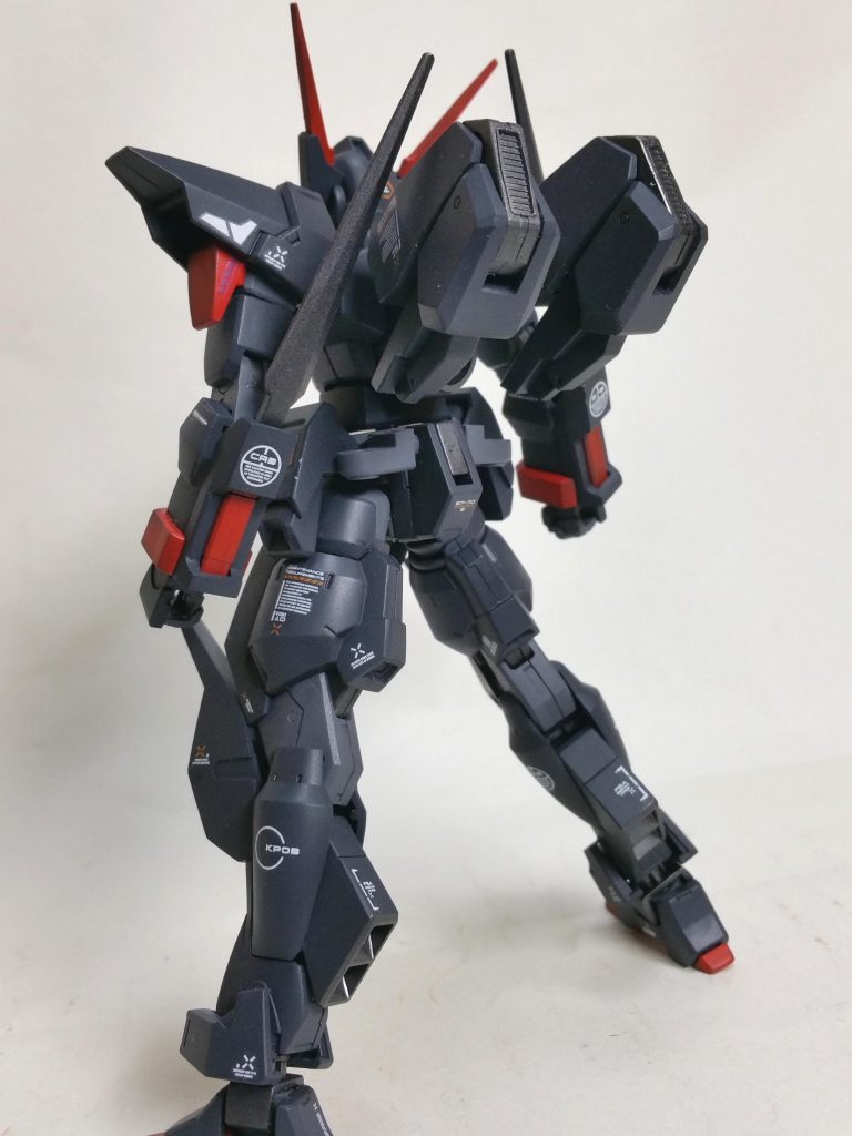 背負いものはコンパクトにセラフィムガンダムの脚を無理やり折りたたんでブースターがわりにしました。前腕にダガーを収納可能です