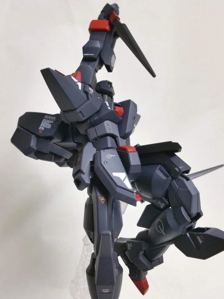 というわけでポージング! AGE系のプラモはよく動いてかっちりしてるのでとても遊びやすくていいですねすきです