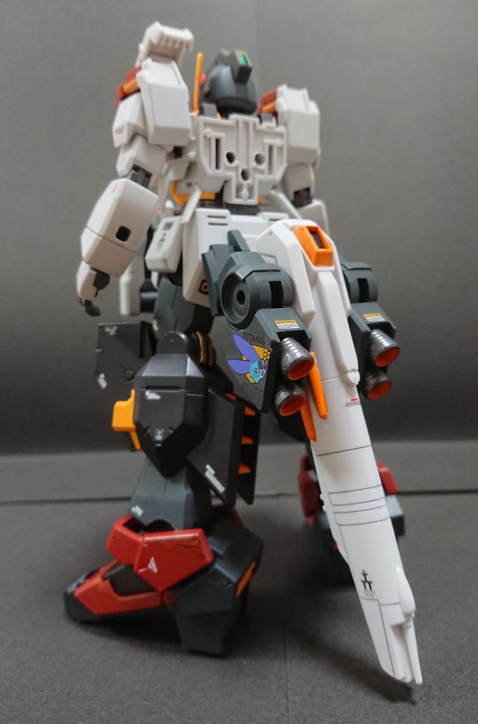 ピンバイスで穴あけ