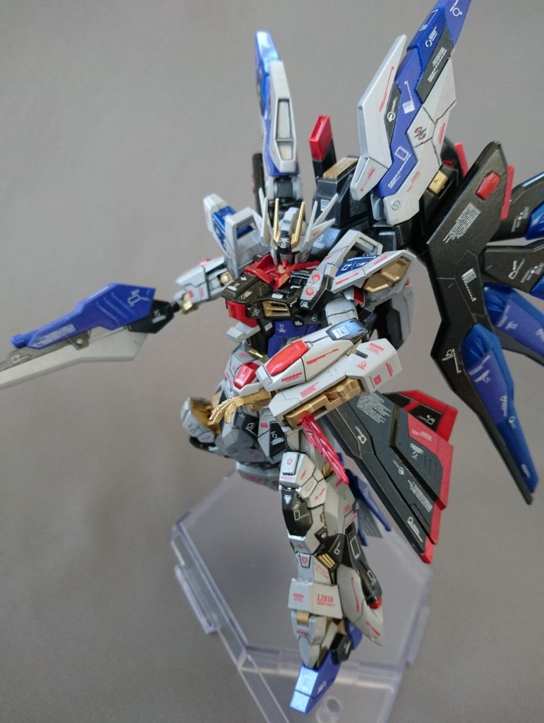 武装2 バタフライ・エッジ
(ムーンガンダムより)
左腕に収納場所を作りました