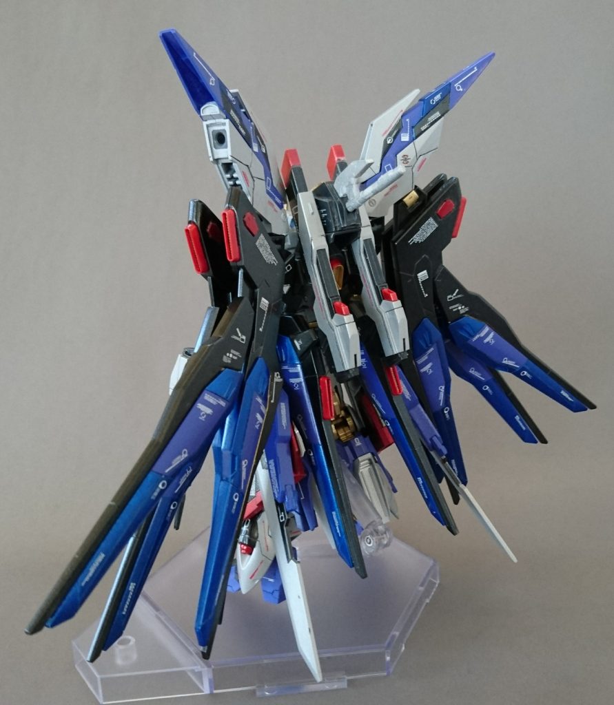 後ろ姿です
今回は色の塗り分けにこだわってみました(´∀`)
次は武装の紹介です