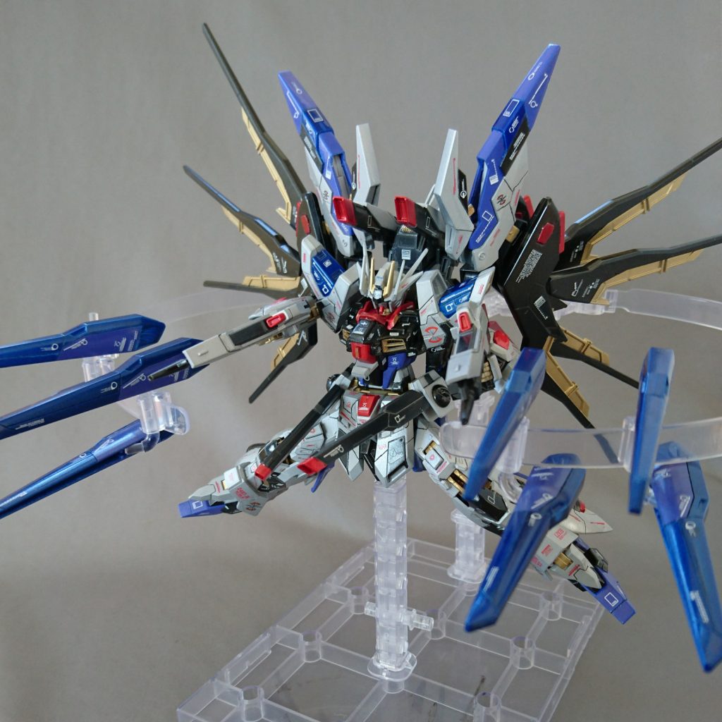 フルバースト!!
ちゃんとドラグーン収納箇所もゴールドで塗り分けています