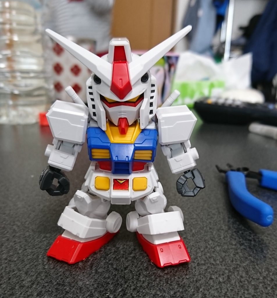 完成直後の写真
丸っきりのパチ組みです。
使った工具はバンダイのエントリーニッパー✂️
小さいので持ちやすいですがデフォルトで切れ味が悪いので研いであります。

パーツも少なく切り出しやすいランナー。
ハメコミやすいので小さな子供にも作りやすいキットです👦