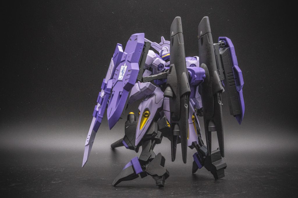 高機動ブースターはそのまま装着可能ですが、シールドが装着できなくなるのでバックパック部に穴を開けてシールドのアームを差し込んでいます。