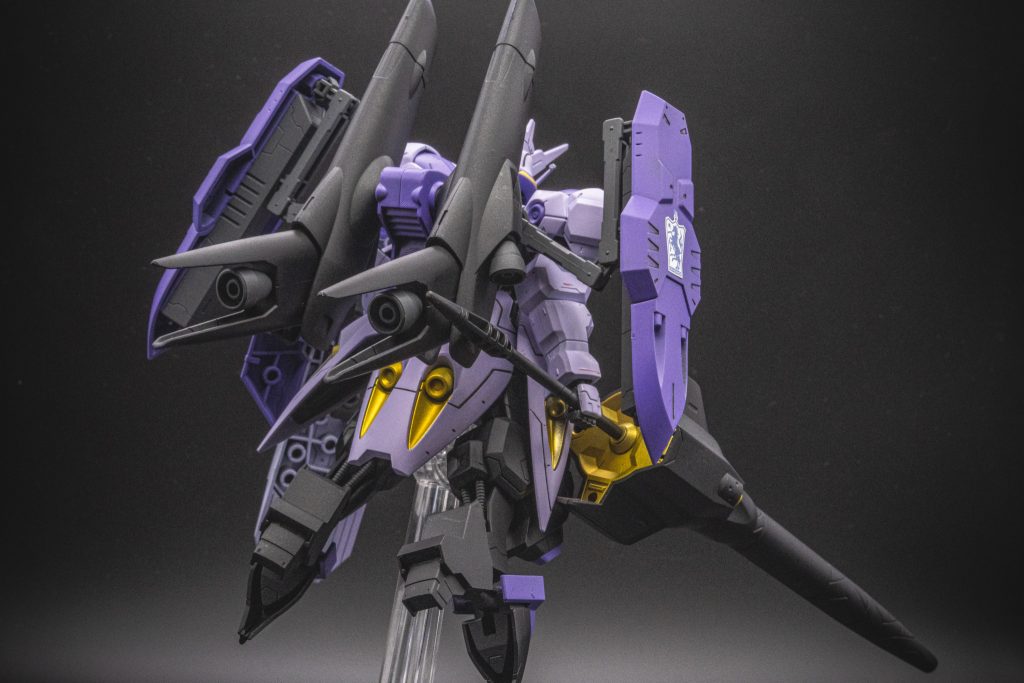 ちなみにモデリングサポートグッズのシールドは裏側が肉抜きだらけなので、こだわるなら埋めるなりしたほうがいいですね。
今回は面倒なのでそのままにしました。