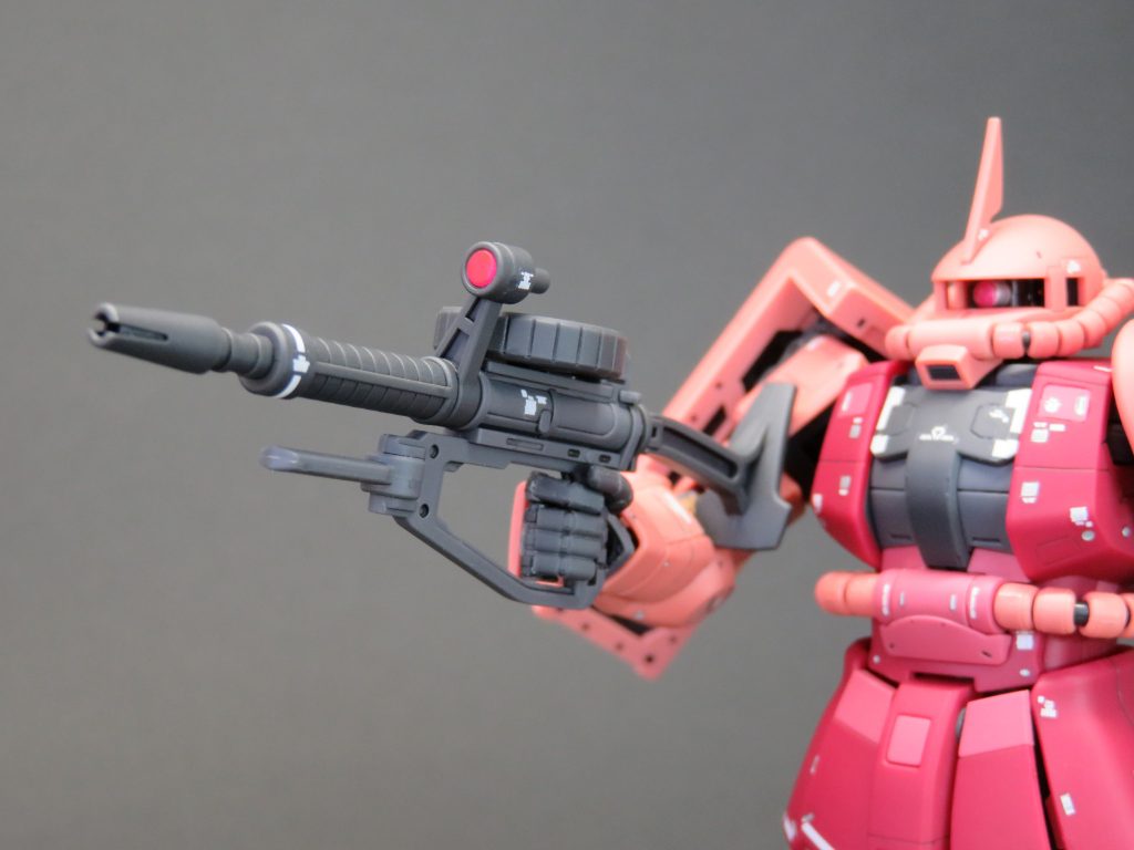 頭部とマシンガンのレンズは蛍光ピンクで塗装しました