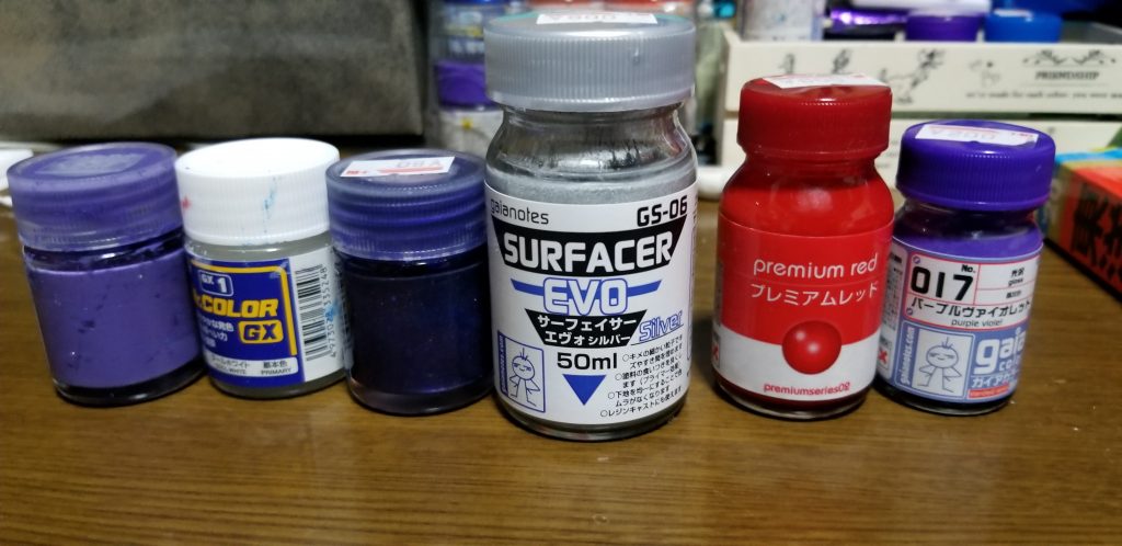 ただマント付けてビームサーベル左手に付けただけなのでどんな感じの塗料使ったかと言うと
1番左の紫と左から3番目のメタリックバイオレットは着色しました(ちなみにメタリックバイオレットはマントの付けてる所のみ)全身の白が少し茶色っぽい?のでMr.カラーGXクールホワイトで塗りました足首の赤はサーフェイサーエヴォシルバー下地にプレミアムレッドを塗りサイドアーマーとかはパープルヴァイオレットです