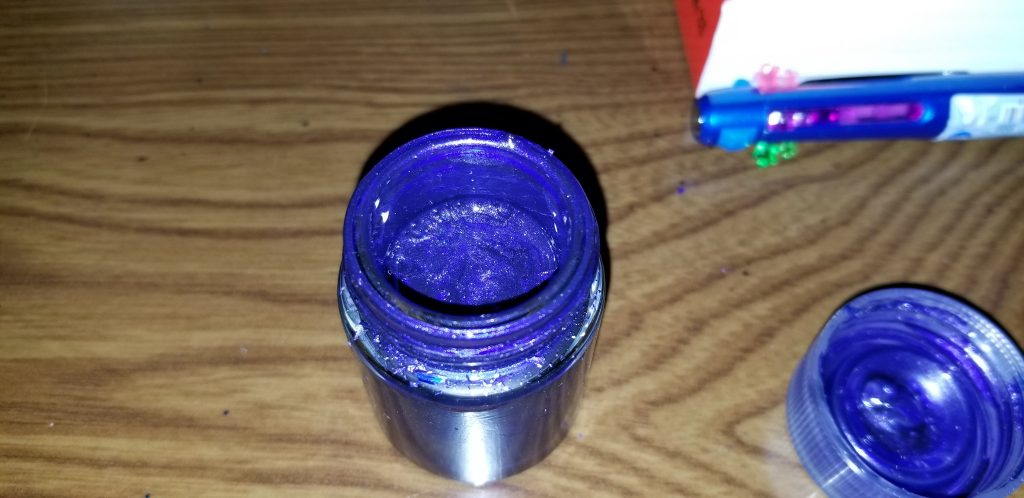 メタリックバイオレットは分かりにくいので一応中身の写真をこれで分かりますかね?
一応説明するとガイアのクリアーパープルをベースに蛍光レッド蛍光ブルーをちょっと入れて最後にMr.カラーGXメタリックバイオレットとメタリックブルーを同じくらい入れた感じです