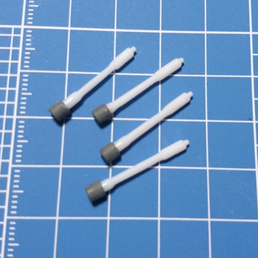 [ビームサーベル]
3 mmプラ棒の中央をやすりで削って独特なへこみを通りました。先端は1 mmプラ棒を接着。ビーム発振部はコトブキヤMSGプラユニットのモビルパイプをはめ込みサーベルエフェクトを差し込めるようにしました。