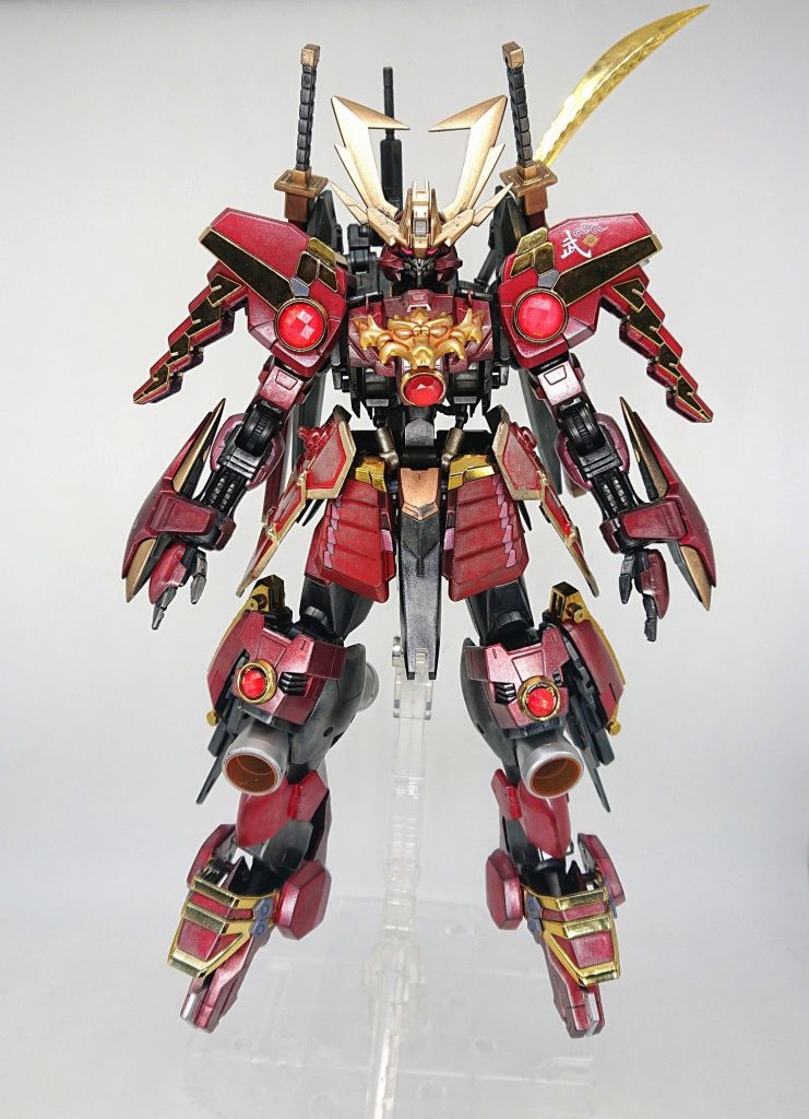 【前】
ヴィダール本体に武者ガンダムMk-Ⅱの鎧を着せるようにミキシングしました。
武者に見せるためのポイントとなる頭の前立て部分は、HGスサノオのものを使用。
カラーリングは、元機体の明るい青を基調としたものから一新したかったので、ダークな雰囲気をイメージした黒立ち上げの赤に変更。
その後チタンのウェザリングマスターで汚しました。
5ヵ所の赤いデコシールはヴィダールやキマリスヴィダールに採用された「阿頼耶識システム TYPE-E」をイメージしています。