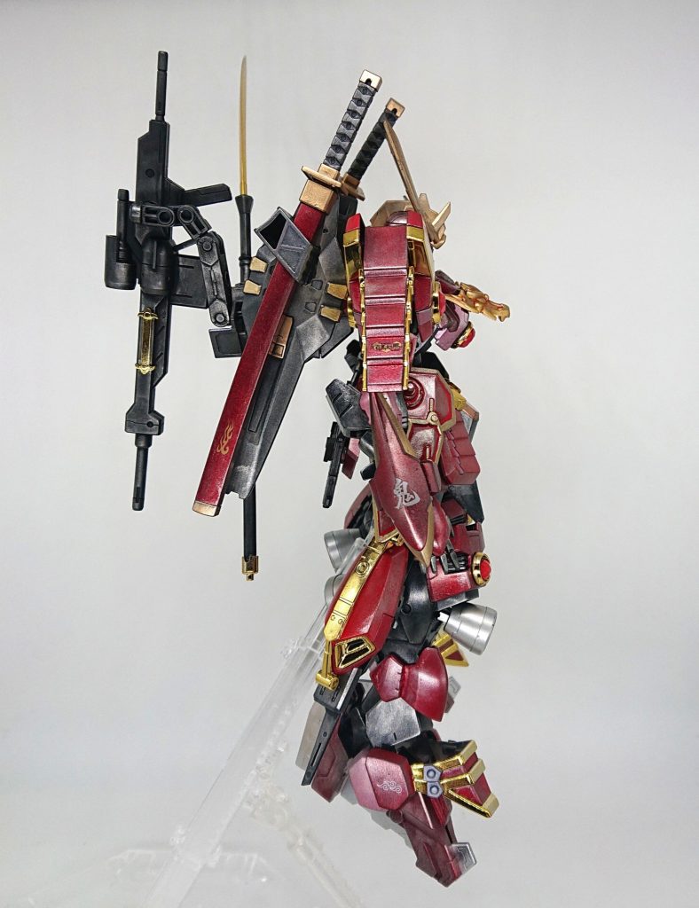 【横】
武器は、武者ガンダムMk-Ⅱとヴィダール付属のものをそのまま使用。
鉄血の世界観のとおりビーム兵器は使用不可です。
ヴィダール特有の武器である2丁拳銃はお尻の部分にホールド。
小手部分には今作品をイメージした「鬼」の漢字デカールをペタッと。