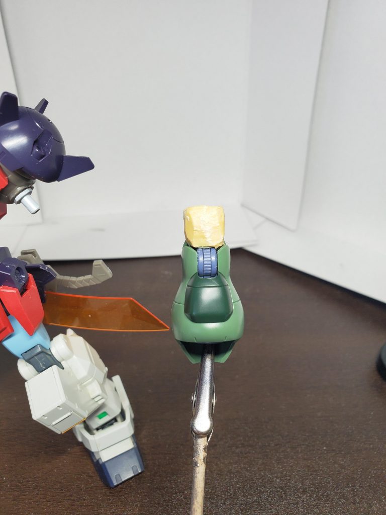 二の腕が細く物足りない感じだったので、パテで増量。