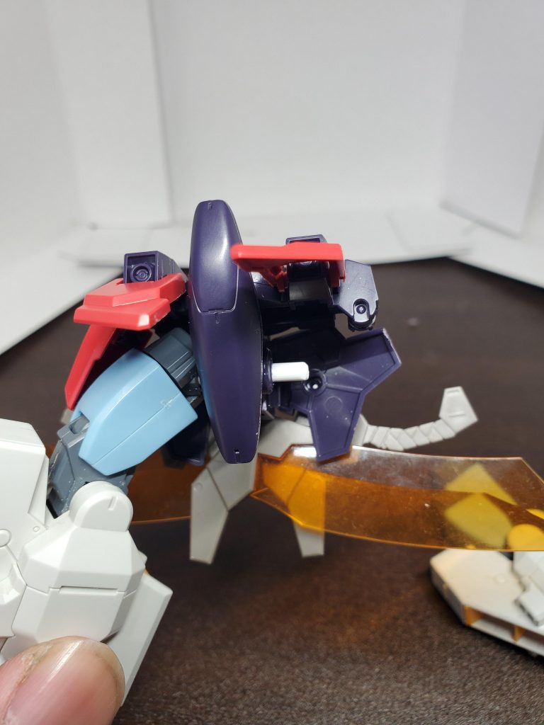 足の接続の変更。ボールジョイントを取って3ミリプラ棒を取り付け。ヘイズルの太股はジムスナイパーⅡのものに変更。これで稼働範囲がかなり広くなりました。