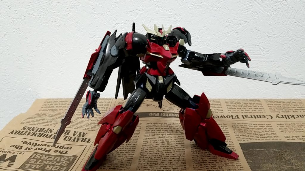 基本的には両腕に付いているブレードと爪で戦い、距離がある敵にはテイルブレードとビームライフルで戦う