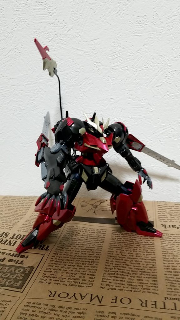 ブレードは可変可能
折れた時などは後ろに動かし爪で戦う