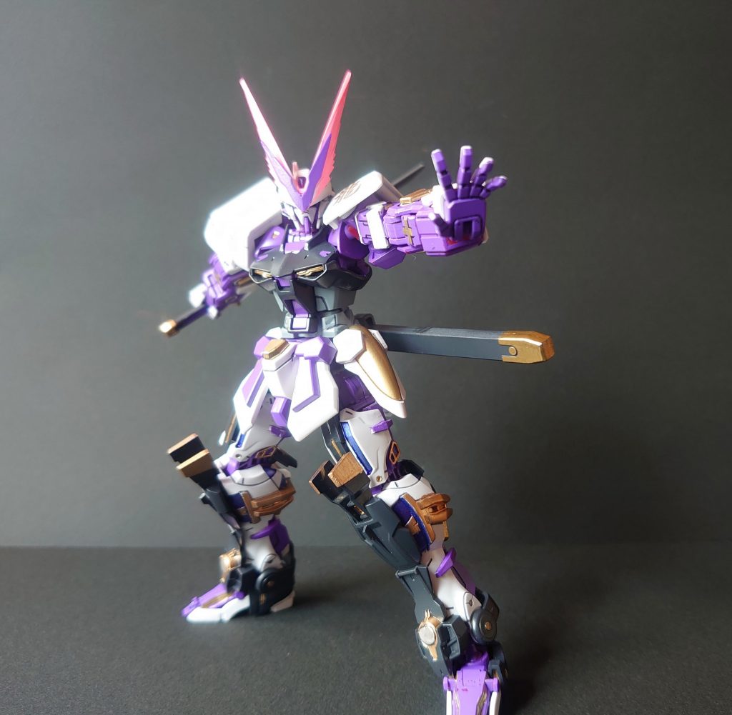 通常のアイリスフレーム
腰にマウントされた太刀である宵がメイン装備
また、拳の手甲や脚のガードによる格闘が可能である。